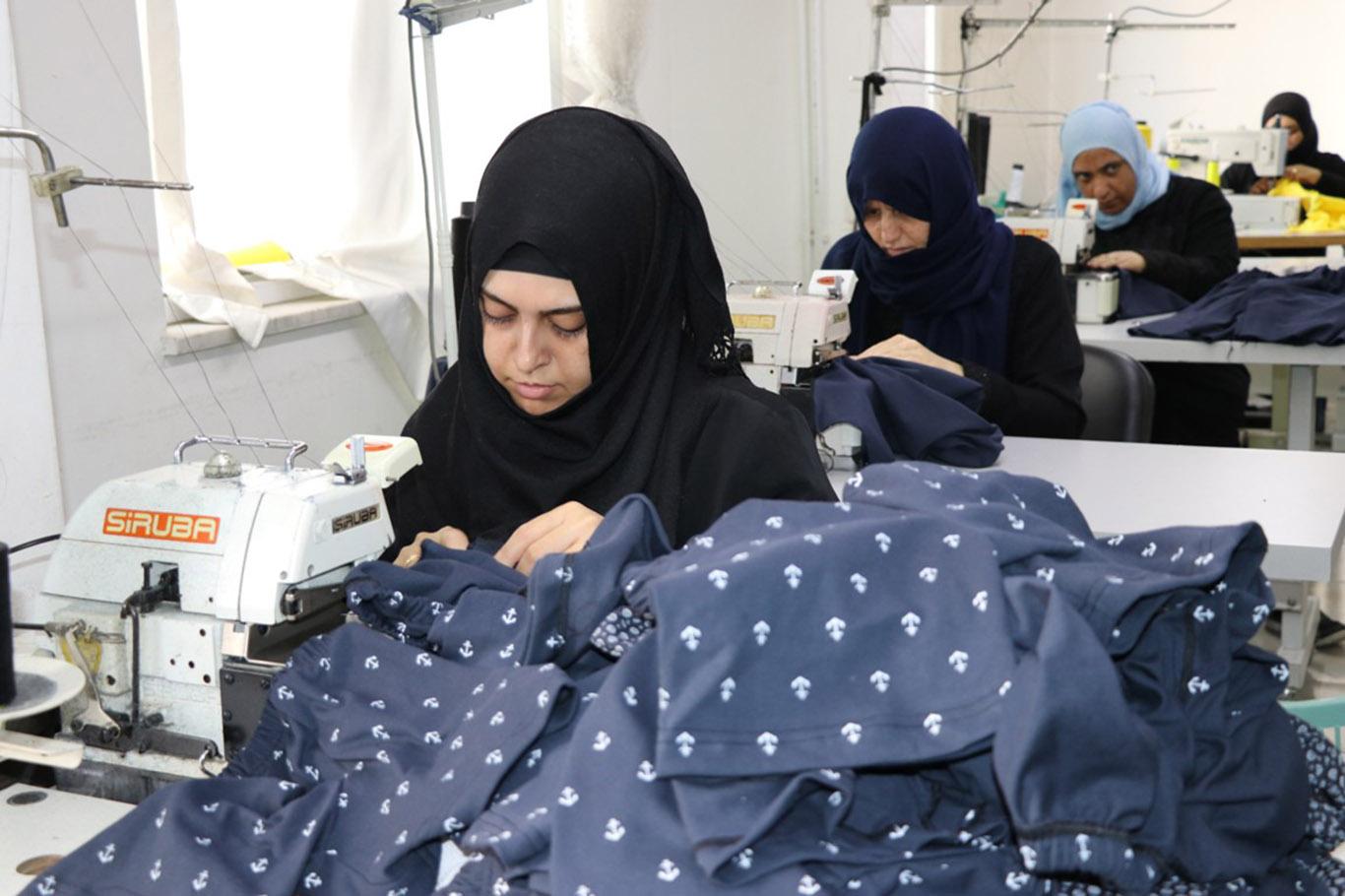 ​ Suriyeli kadınlar yetim ve öksüz çocuklar için dikiyor
